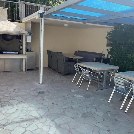 Toni 2000 Apartment Podstrana
